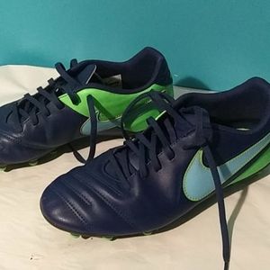 Nike tiempo cleats mens/ boys size 8
